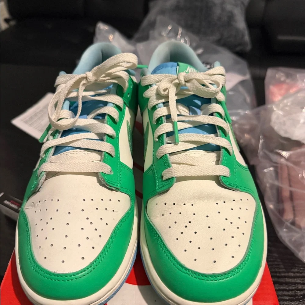 Nike Dunk Low Retro sneakers in the "Green Shock" men’s 8.5 women’s 10 - Picture 3 of 7